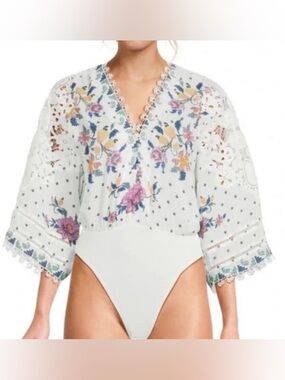 FARM Rio White Floral Embroidered V-Neck Lace-Trim Bodysuit